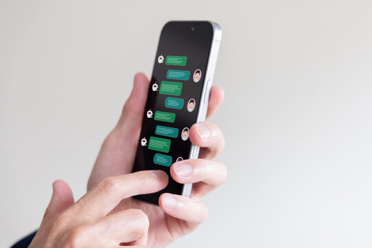 スマートフォンでAIチャットボットと会話するデジタルコミュニケーション
