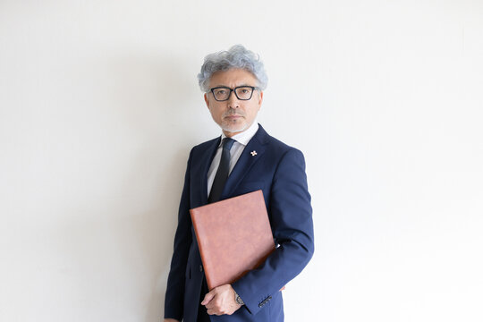 書類ファイルを抱えて立つ検察官のポートレート
