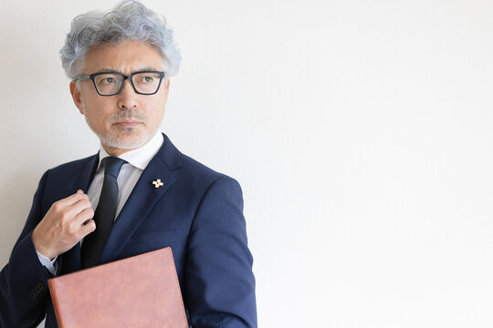 書類を抱えて遠くを見つめる検察官のポートレート
