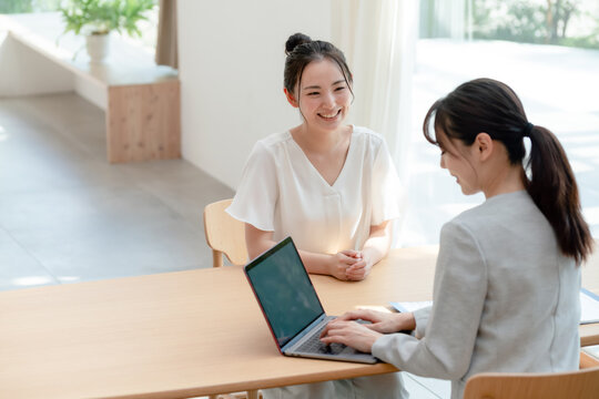 接客イメージ　女性コンサルタント