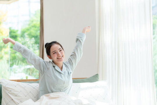 爽やかな朝　快眠した女性