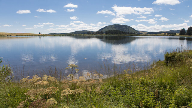 Le lac de Bourdouze est un lac situ&eacute; dans le d&eacute;partement du Puy-de-D&ocirc;me &agrave; proximit&eacute; du puy de Sancy. Le lac est situ&eacute; sur la commune de Besse-et-Saint-Anastaise.