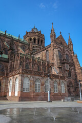 Obraz premium Strasbourg Cathedral and water reflections on the square