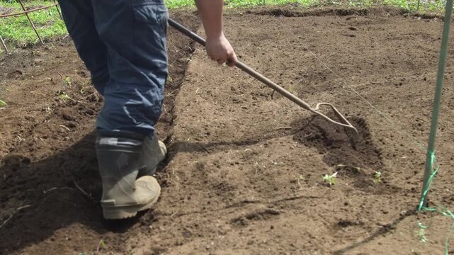 畝を作る男性