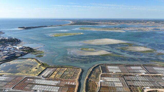 survol des marais salants de Gu&eacute;rande