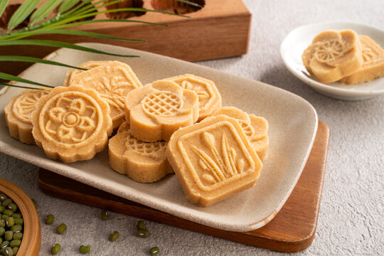 Traditional Chinese peanut mung bean cake with floral patterns on a ceramic plate.