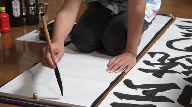習字をする女の子