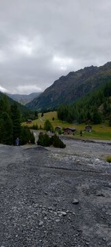 Sentiero escursionistico in Val Zebru da Niblogo verso Baita del Pastore nel Parco Nazionale dello Stelvio