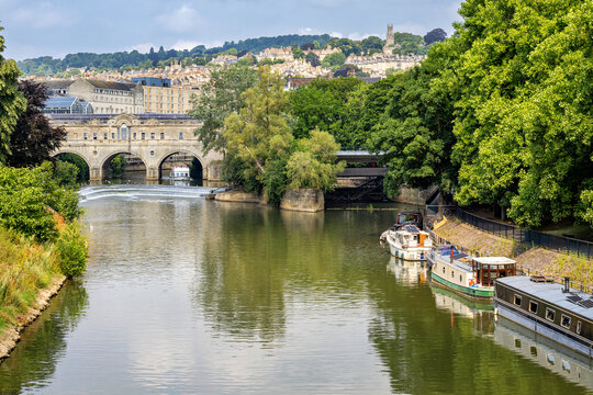 Pulteney Bridge &uuml;ber den Fluss Avon in Bath