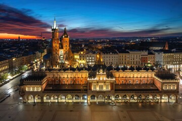 Obraz premium Krakow Main Market Square at blue hour, Poland
