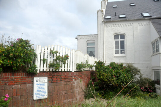 Villa Belvedere auf Norderney: Ein historisches Bauwerk am Weststrand im Tudorstil und Backsteingotik ehemals die Sommerresidenz des Reichkanzlers F&uuml;rst von B&uuml;low