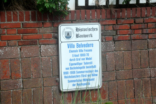 Informationstafel zur Villa Belvedere auf Norderney: Ein historisches Bauwerk am Weststrand im Tudorstil und Backsteingotik ehemals die Sommerresidenz des Reichkanzlers F&uuml;rst von B&uuml;low