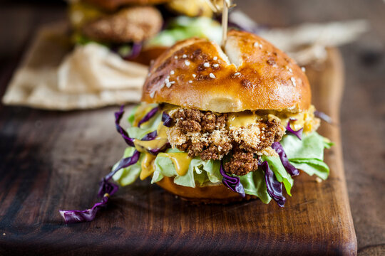 Vegetarian Burger with fried cauliflower, lettuce and curry sauce