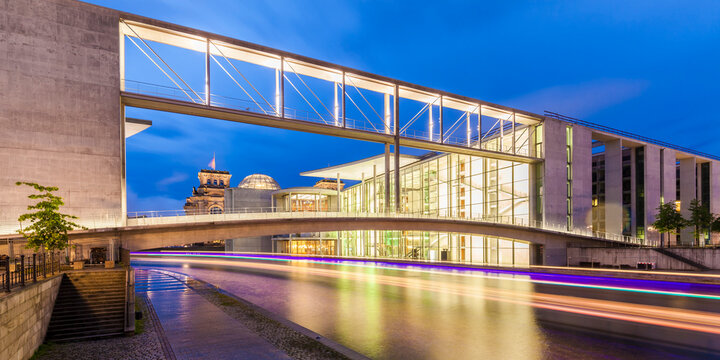 Germany, Berlin, view to Reichstag, lighted Paul-Loebe-Building and Marie-Eisabeth-Lueders-Footbridge