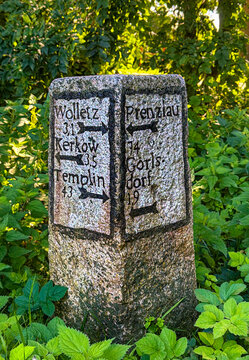 Historischer Wegweiser aus Granit mit Ortsnamen und eingemei&szlig;elten Richtungs- und Entfernungsangaben, Uckermakr, Brandenburg, Deutschland