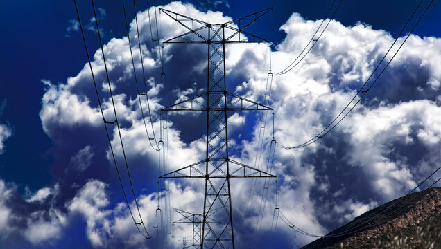 torres, unidad estaci&oacute;n de energ&iacute;a el&eacute;ctrica de alta tensi&oacute;n con un cielo azul intenso y nubes blancas