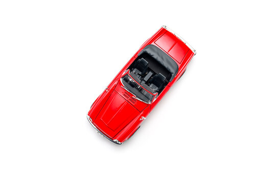赤いクラシックカーのミニチュア模型