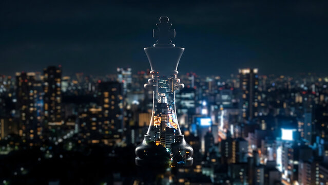夜の高層ビル群を内包した透明なガラスのキング駒