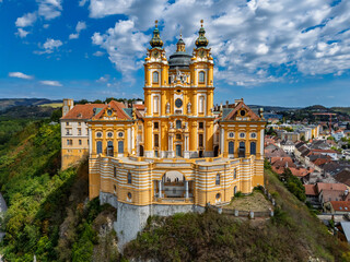 Obraz premium Benediktiner Abtei Melk in der Wachau in Niederösterreich von oben