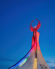 Obraz premium UZBEKISTAN, TASHKENT - JANUARY 4, 2023: Illuminated monument of independence in the form of a stele with a Humo bird in the New Uzbekistan park at night.