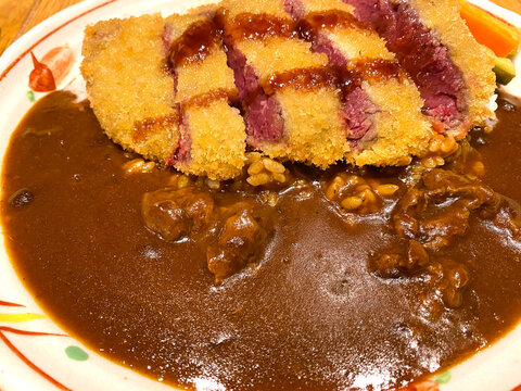 レアなローストビーフカツカレー、断面が美しい牛肉カツのクローズアップ