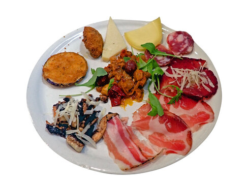 Piatto di antipasto misto italiano con salumi, formaggi e verdure isolato su sfondo trasparente 1546