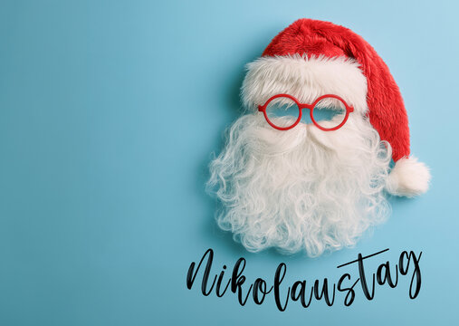 Nikolaustag Gru&szlig;karte, Karte mit deutschem Text - Nikolaus, isoliert auf hellblauem hintergrund