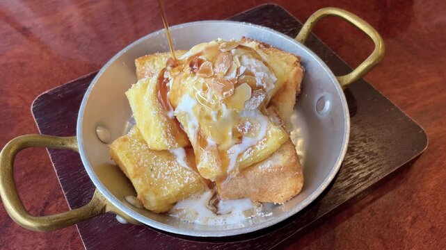 フレンチトーストにメープルシロップをかける