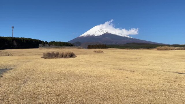 静岡県裾野市から見る雪に覆われた富士山