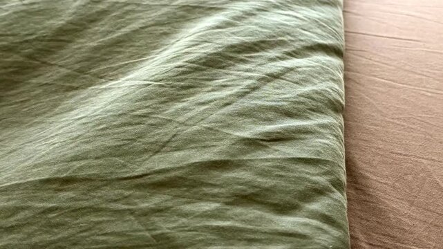 V&iacute;deo art&iacute;stico de una s&aacute;bana movi&eacute;ndose con el viento, con pliegues suaves y textura textil minimalista.