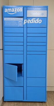 Servicio locker de Amazon. Punto de recogida de paquetes con buzones con puertas abiertas, instalado en supermercado Dia, Madrid, Espa&ntilde;a, 12 de junio de 2026