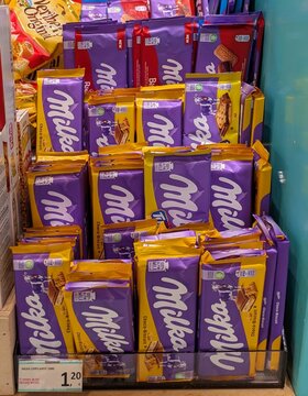 Coloridas tabletas de chocolate Milka, versiones Milka  Choco Biscuit y Milka Biscoff, en expositor de un supermercado Normal de Madrid, Espa&ntilde;a, 12 de junio de 2026