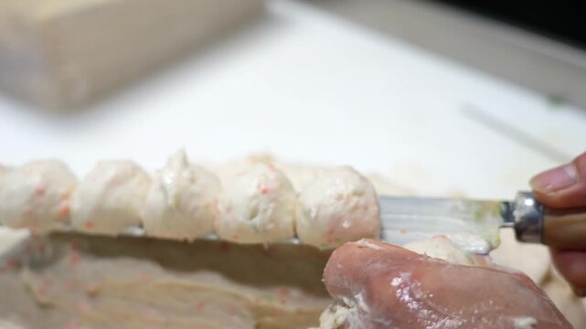 칼에 동그랗게 올라가는 어묵 반죽