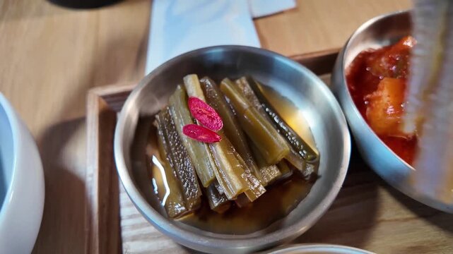 젓가락으로 집은 궁채 장아찌