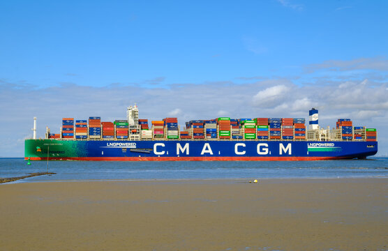 CUXHAVEN, DEUTSCHLAND &ndash; 07.08.2026: Das in  Frankreich registrierte Containerschiff CMA CGM RIVOLI auf der Elbe in H&ouml;he CUXHAVEN