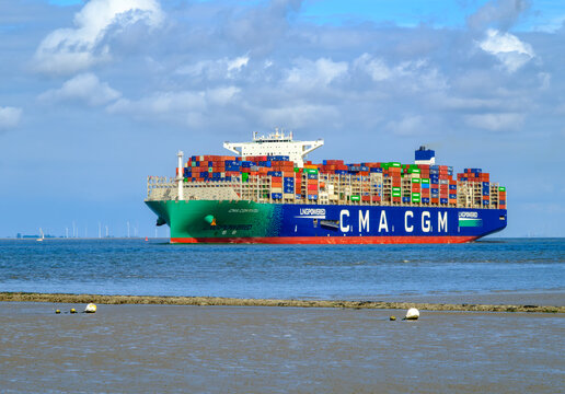 CUXHAVEN, DEUTSCHLAND &ndash; 07.08.2026: Das in  Frankreich registrierte Containerschiff CMA CGM RIVOLI auf der Elbe in H&ouml;he CUXHAVEN