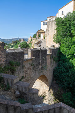 Fotograf&iacute;a vertical del puente viejo y puerta de Felipe V en la hist&oacute;rica villa de Ronda, Espa&ntilde;a