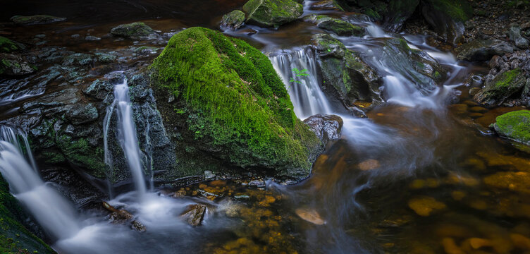 Idyllischer Bachlauf in der Steinklamm im Bayerischen Wald mit seidenweichen Wasserf&auml;llen und sattgr&uuml;nen Moosfelsen