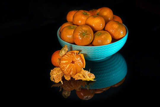 bow of mandarin on table