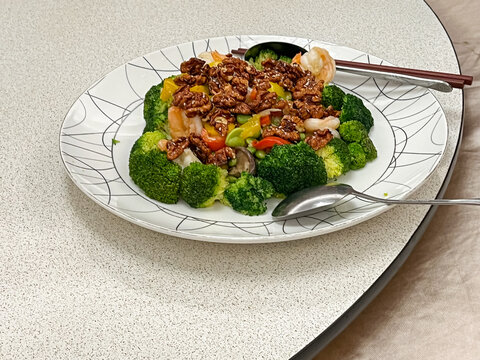 A refined Cantonese dining collection showcases a selection of Hong Kong-style dishes, including crispy roast duck, fresh shrimp, garlic-fried squid, slow-cooked duck soup, braised vegetables, and mol