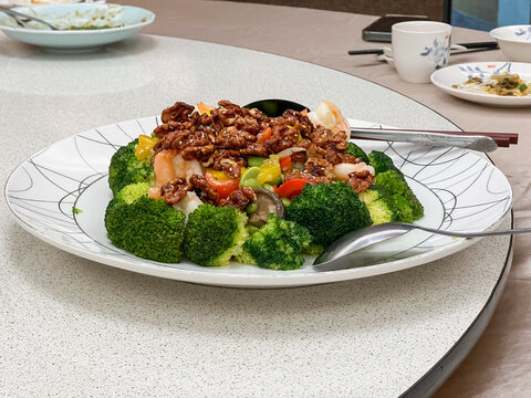 A refined Cantonese dining collection showcases a selection of Hong Kong-style dishes, including crispy roast duck, fresh shrimp, garlic-fried squid, slow-cooked duck soup, braised vegetables, and mol