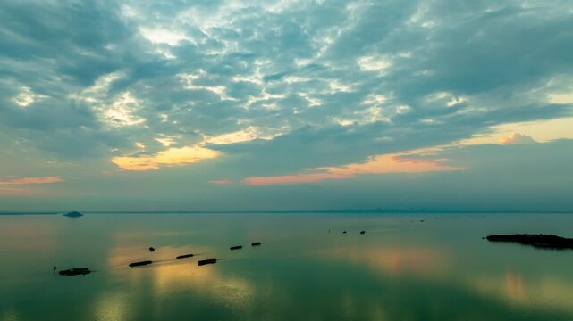 Hefei Chaohu Zhongmiao Sunset Tyndall Light Aerial Timelapse: Golden Rays Pierce Clouds Over Calm Waters with Solitary Boats at Dusk