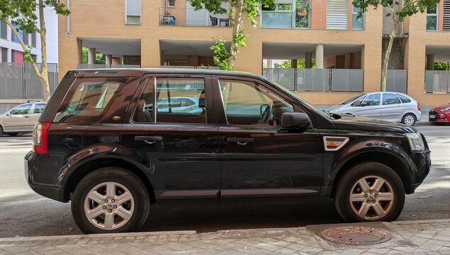 Vista lateral de un autom&oacute;vil todoterreno de lujo Land Rover Freelander 2 aparcado en una calle de Madrid, Espa&ntilde;a, 13 de junio de 2026