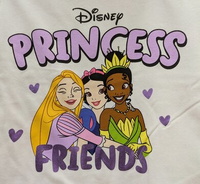 Vista de cerca del estampado de Rapunzel, Blancanieves y Tiana rodeadas de corazones y el texto Disney Princess Friends, en una camiseta. Madrid, Espa&ntilde;a, 13 de junio de 2026