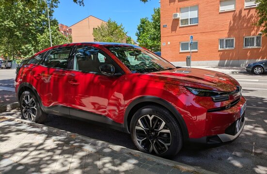 Vista en perspectiva de un autom&oacute;vil crossover compacto Citro&euml;n C4 aparcado en una calle de Madrid, Espa&ntilde;a, 13 de junio de 2026