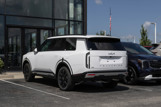 Kia Telluride HEV SX-Prestige AWD SUV at a dealership. Kia offers the Telluride with a 2.5L Turbo Hybrid powertrain. MY:2027