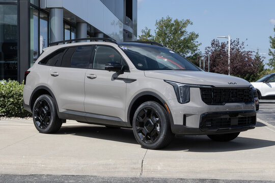 Kia Sorento X-Line SX-Prestige 2.5T AWD 3-Row SUV at a dealership. Kia offers the Sorento with a 2.5L Turbo engine. MY:2026