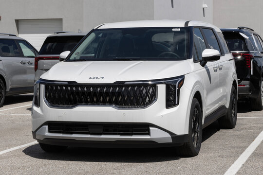 Kia Carnival Hybrid LXS MPV at a dealership. Kia offers the Carnival with a 1.6L Turbocharged GDI Hybrid powertrain. MY:2026