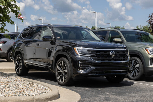 Volkswagen Atlas 2.0T SEL Premium R-Line SUV display. VW offers the Atlas with a 2.0L TSI Turbo 4-Cylinder engine. MY:2026