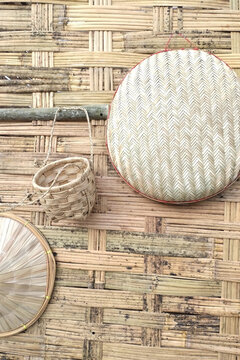 Caping hats, rice winnowing trays, and bamboo baskets serve as unique traditional decorations.